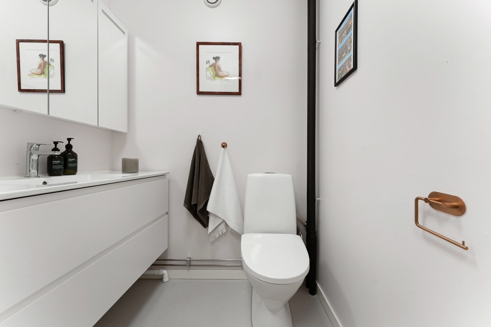 Separat wc. med nytt gulv og innredning fra 2024. Galleribilde