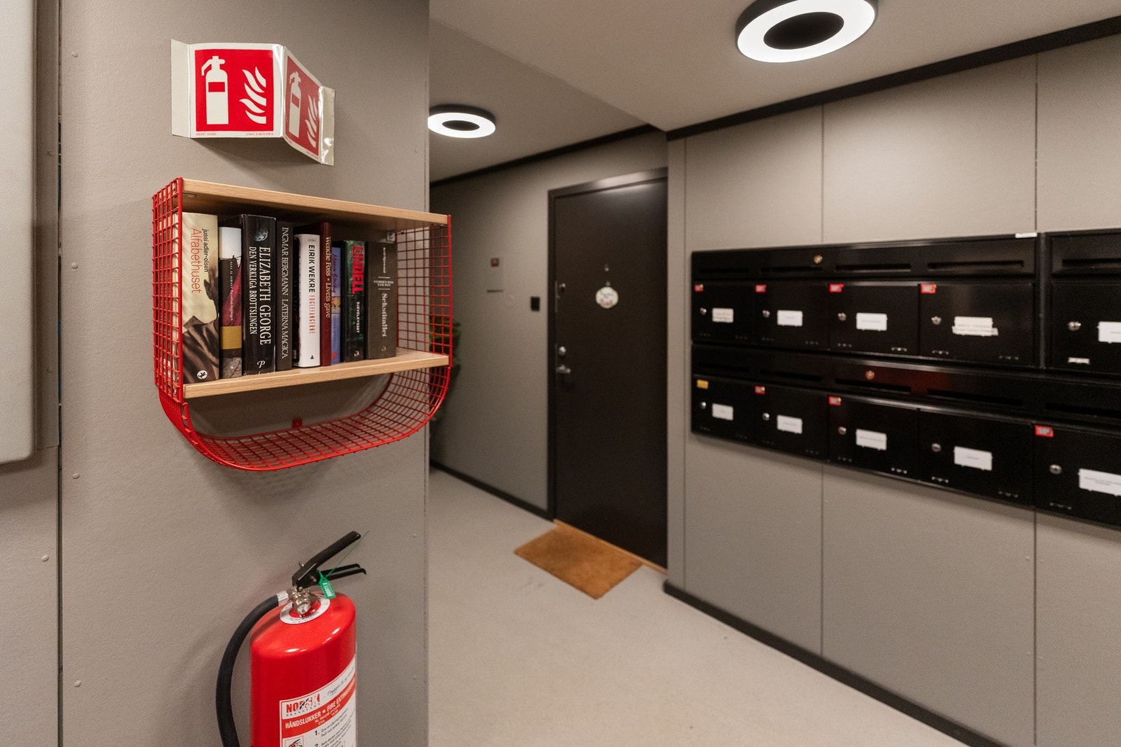 Oppgangen er nylig pusset opp i regi av borettslaget. Det er trapp ned til garasjeanlegg under bygget. Galleribilde