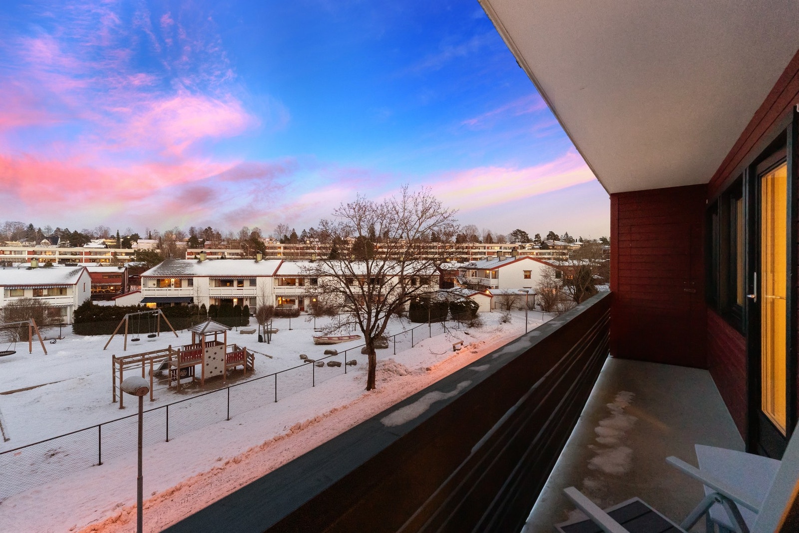 Nordøstvendt terrasse med morgensol. Koselig utsyn utover nærområdet. Galleribilde