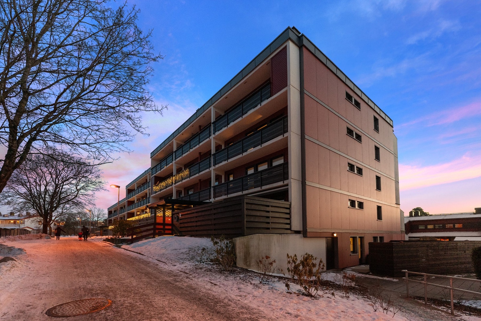 Leiligheten ligger flott til i byggets nest øverste etasje. Galleribilde