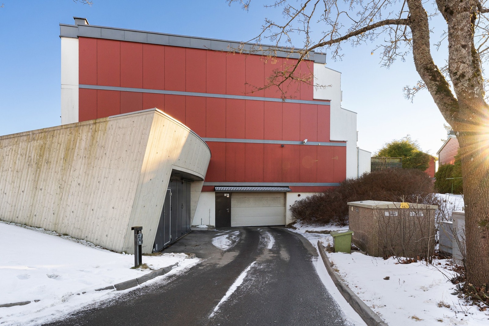 Innkjøring til garasjeanlegg. Galleribilde