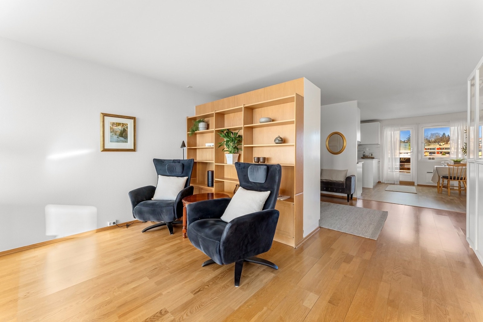 Leiligheten er gjennomgående fra øst til vest. Galleribilde