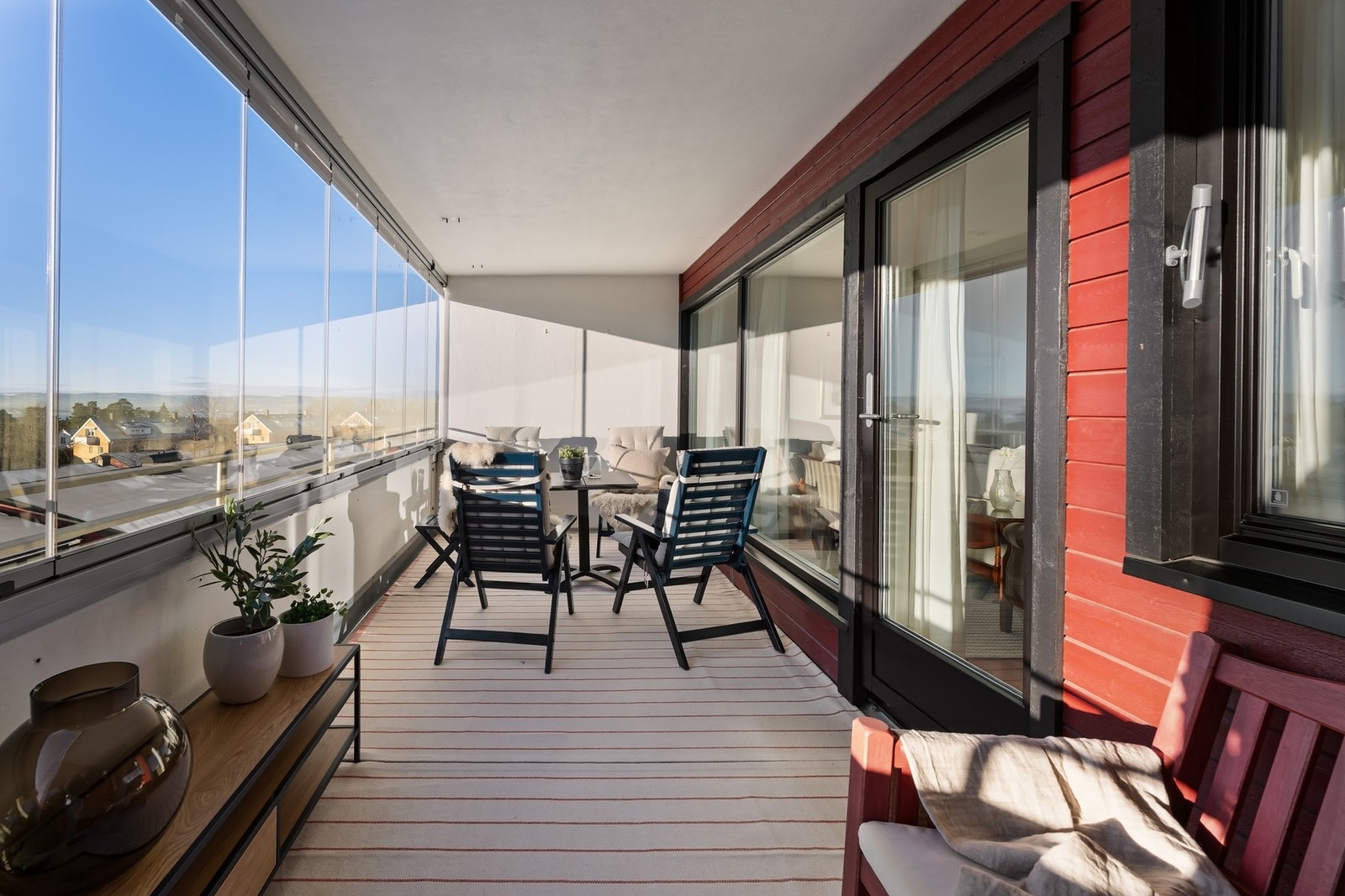 Sydvestvendt terrasse på ca. 13 m² med ettermiddag- og kveldsol Galleribilde