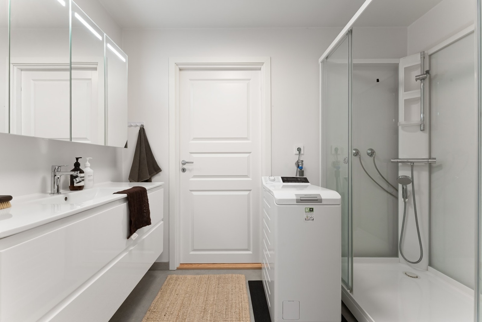 Baderom med nytt flislagt gulv, gulvmembran og innredning fra 2024. Galleribilde