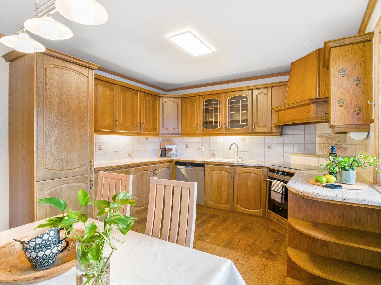 Integrert kjøleskap og komfyr. Et meget funksjonelt kjøkken med veldig god lagringsplass i skuffer og skap. Galleribilde