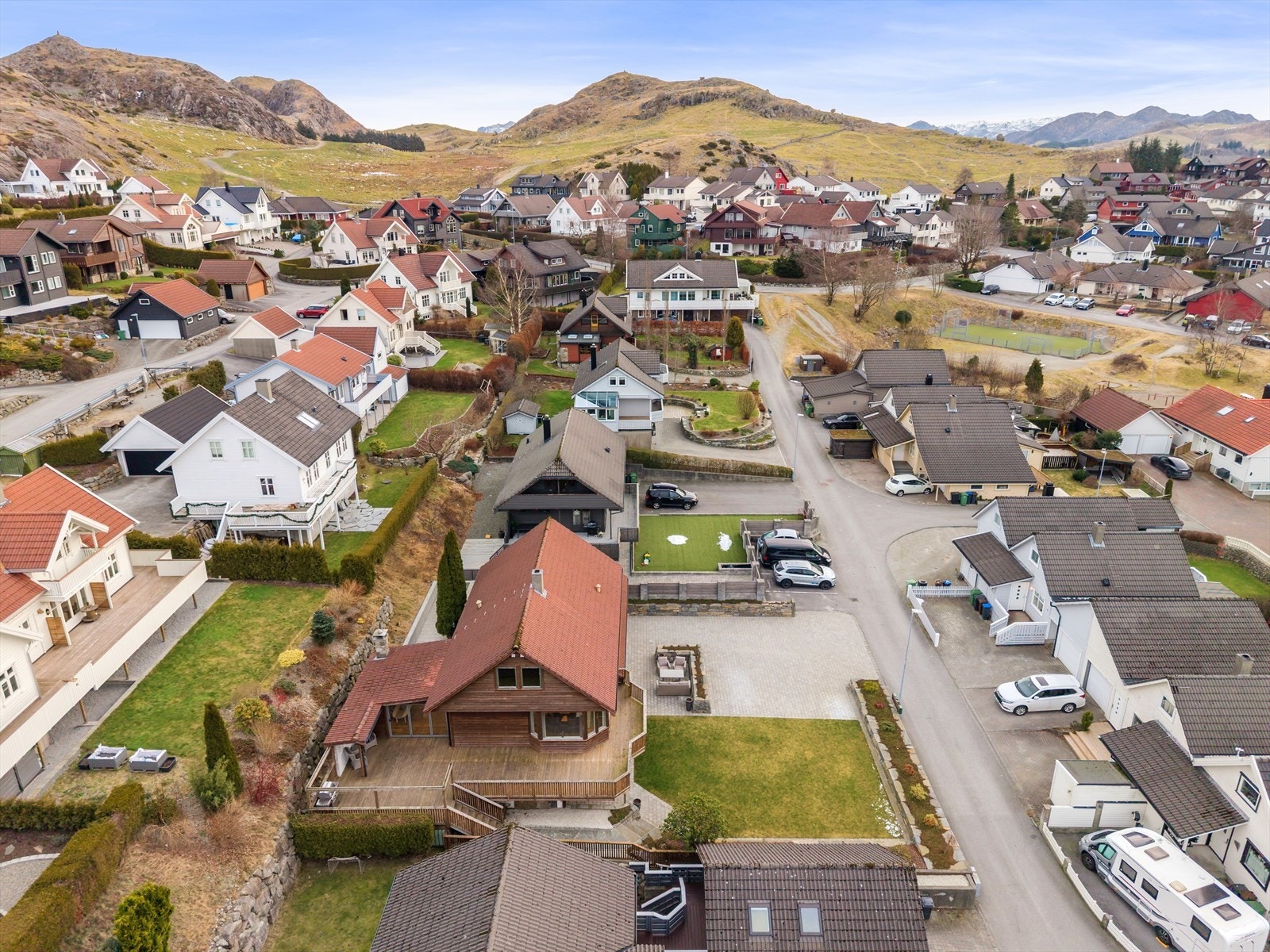 Flotte friområder/turområder for både barn og voksne er like i nærheten. Bussholdeplass like ved. Galleribilde