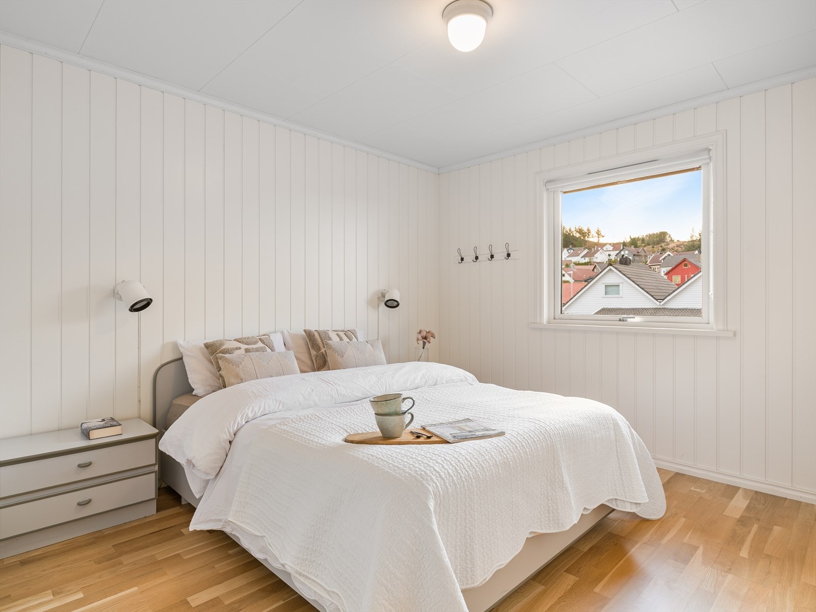 Hovedsoverom med panelplater og hvite panelvegger. Garderobeskap. Galleribilde