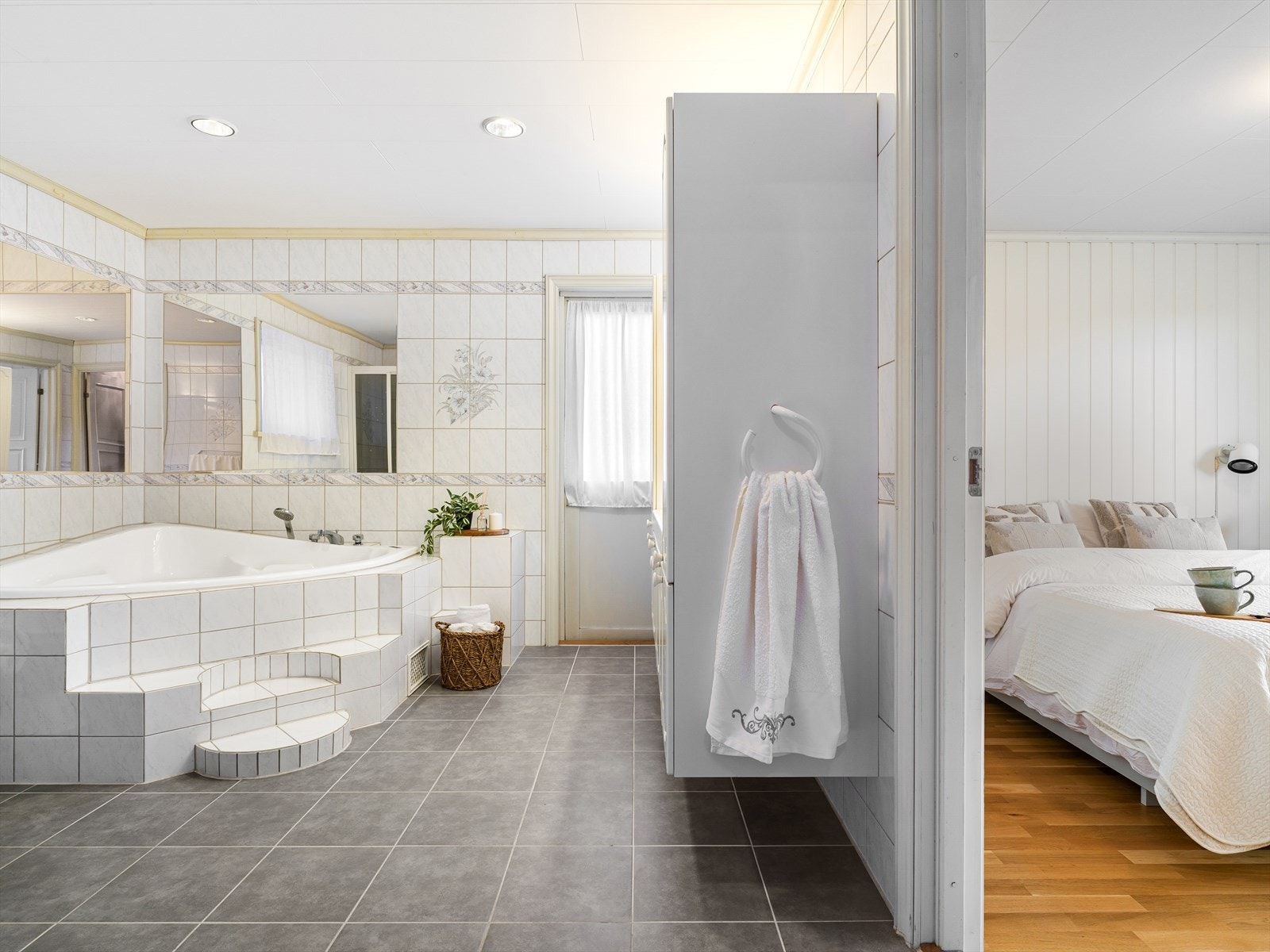 Utgang til platting over garasjen fra badet. Varmekabler i gulv (lagt ny kabel i 2017) og spotter i tak. Dir. adkomst til hovedsoverom Galleribilde