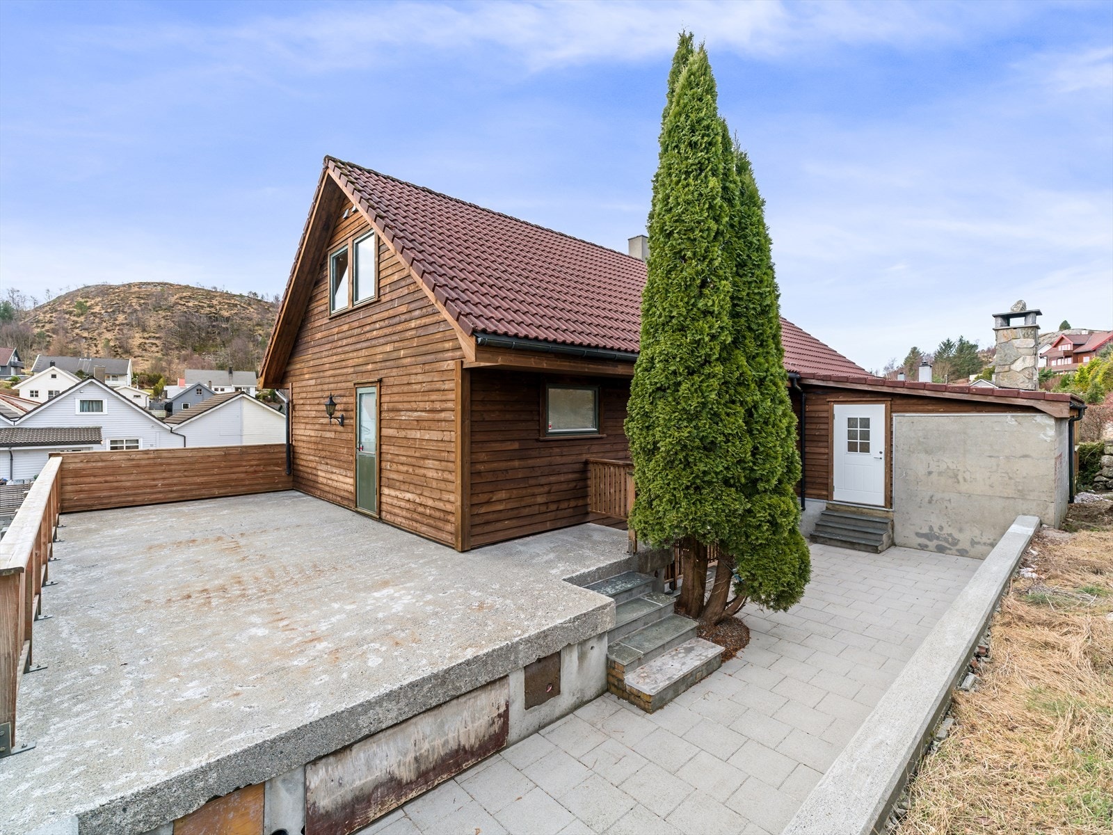 Pent opparbeidet også på baksiden av huset. Kledning er nylig skiftet på kortenden. Galleribilde