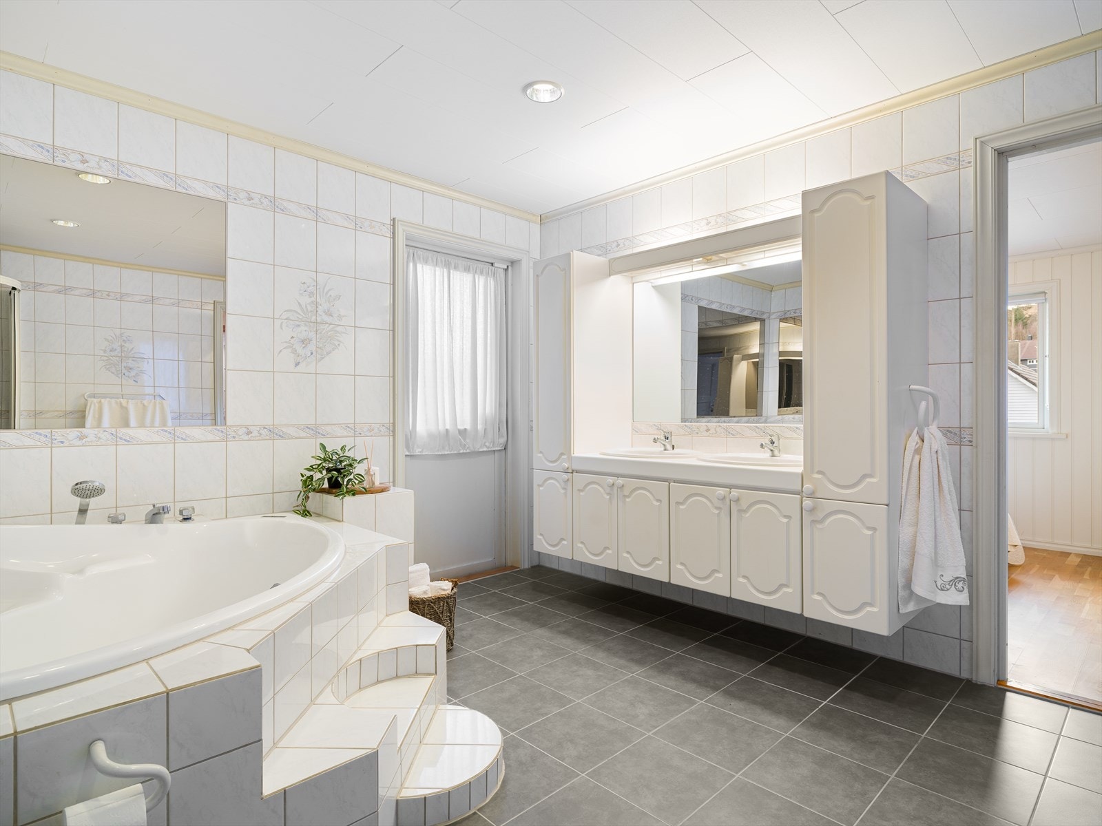 wc og dobbel vask i seksjon med god lagringplass. Gulvet ble fliselagt på ny i 2017. Galleribilde