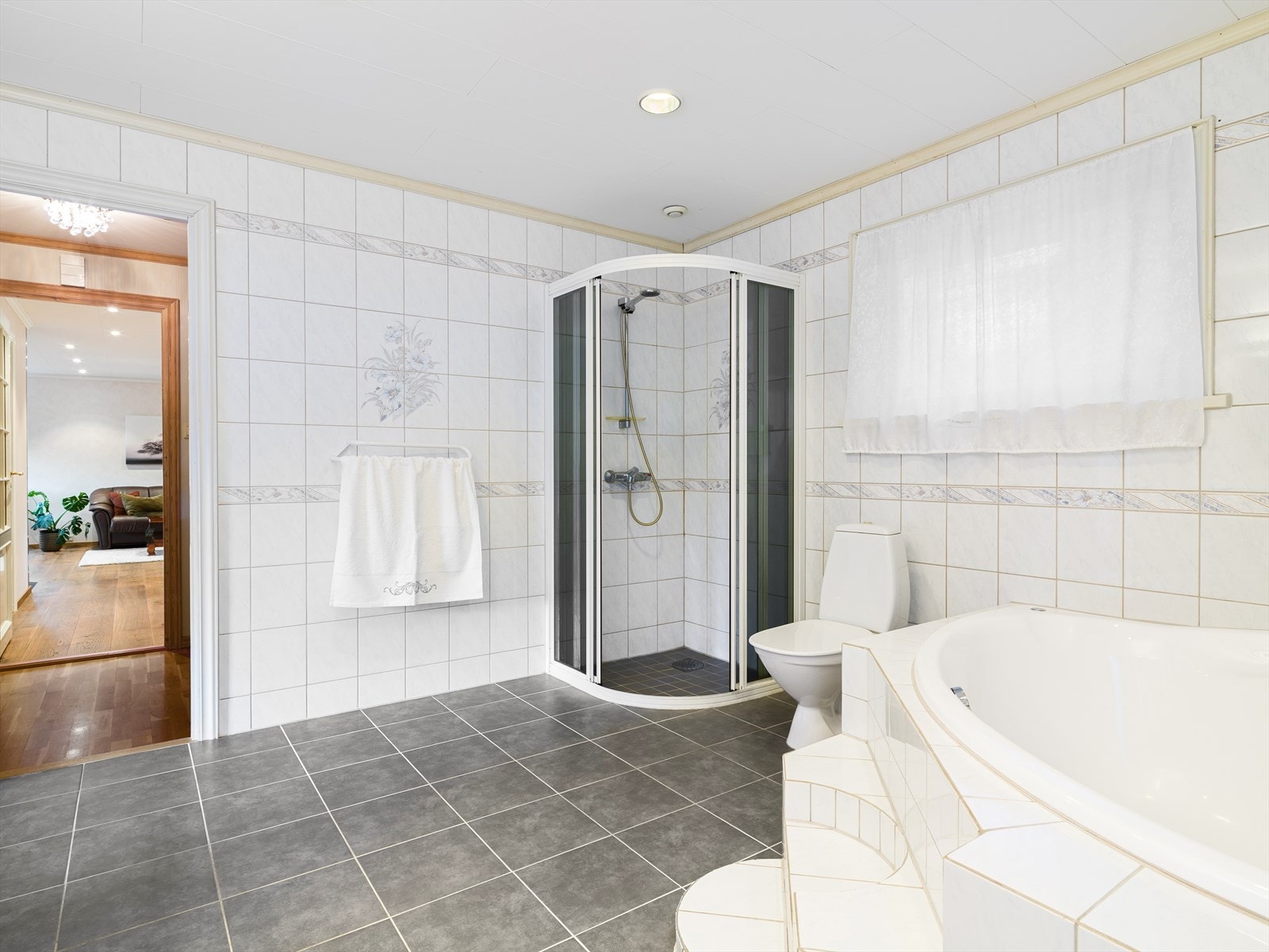 Stort helfliset bad med innfliset hjørnebadekar og dusjhjørne med ny membran i 2017. Galleribilde