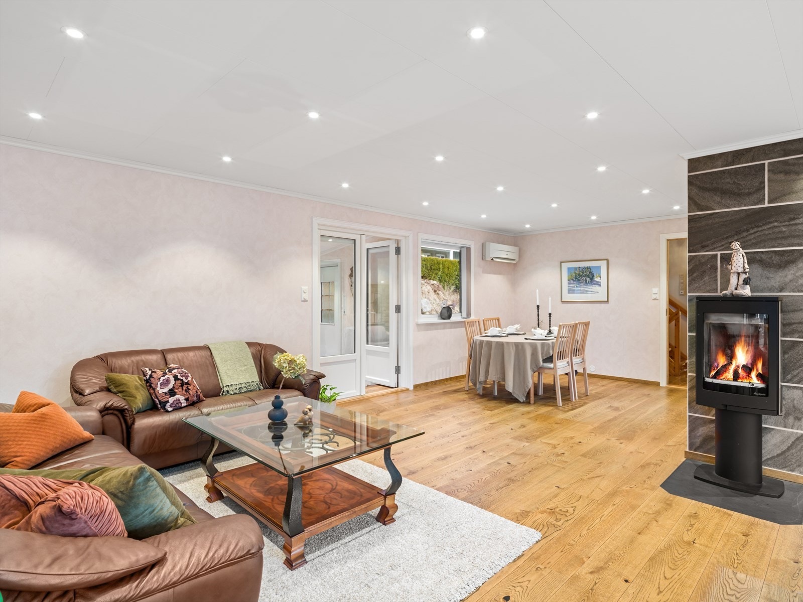 Plass til flere sittegrupper. Utgang til tv-stue. Galleribilde