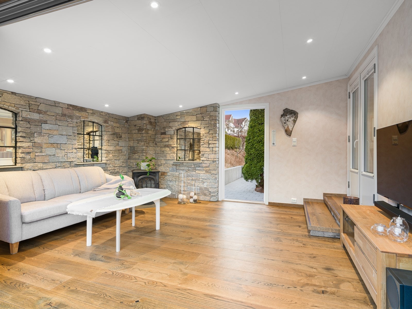 Solid tregulv og spotter i tak. Galleribilde