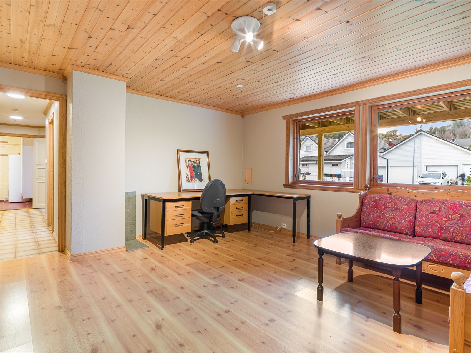 Lysmalte vegger og furugulv Galleribilde