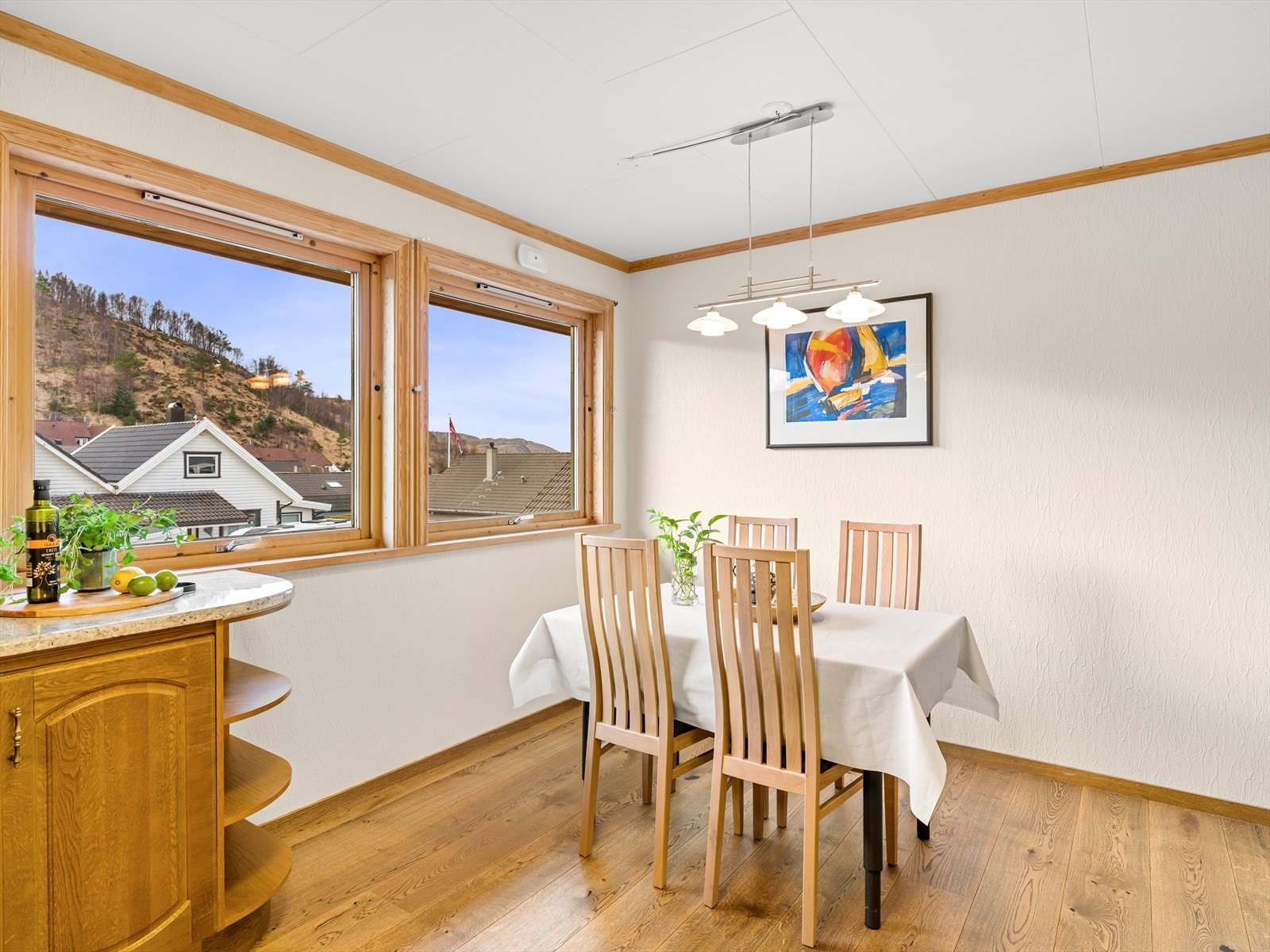 Store vinduer slipper naturlig lys inn Galleribilde