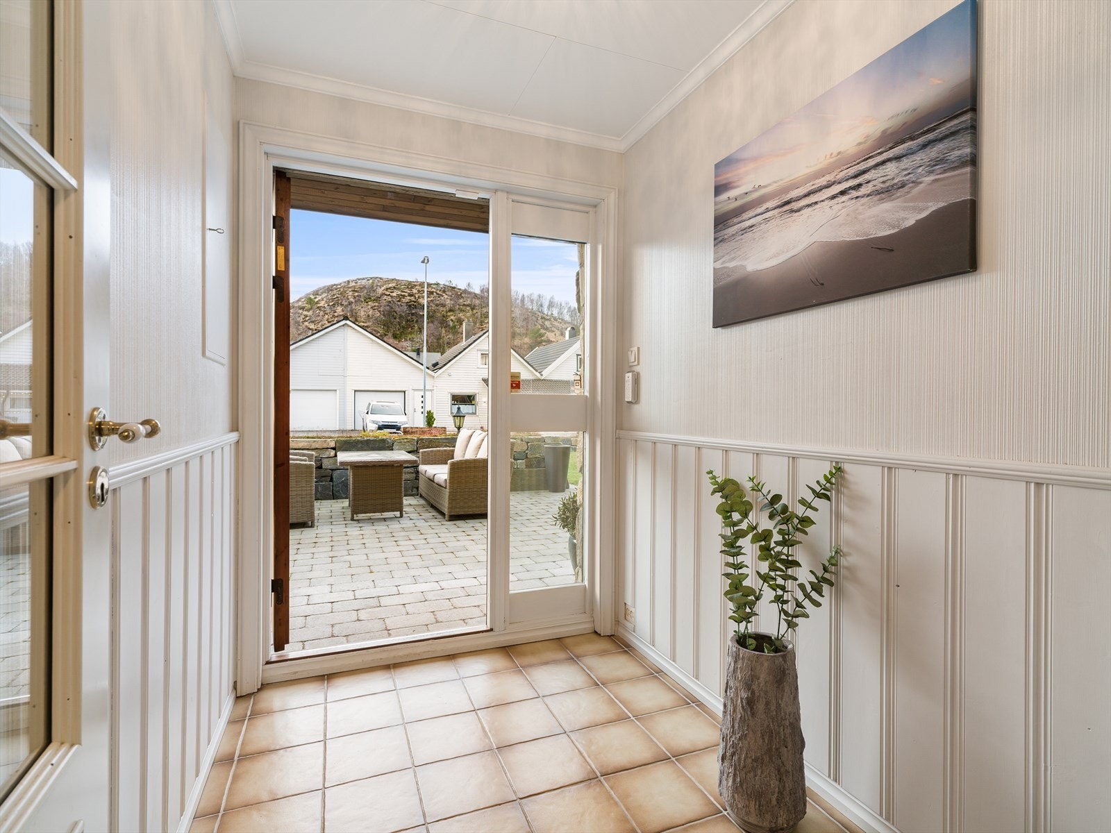 Entre/gang med fliser på gulv. Galleribilde