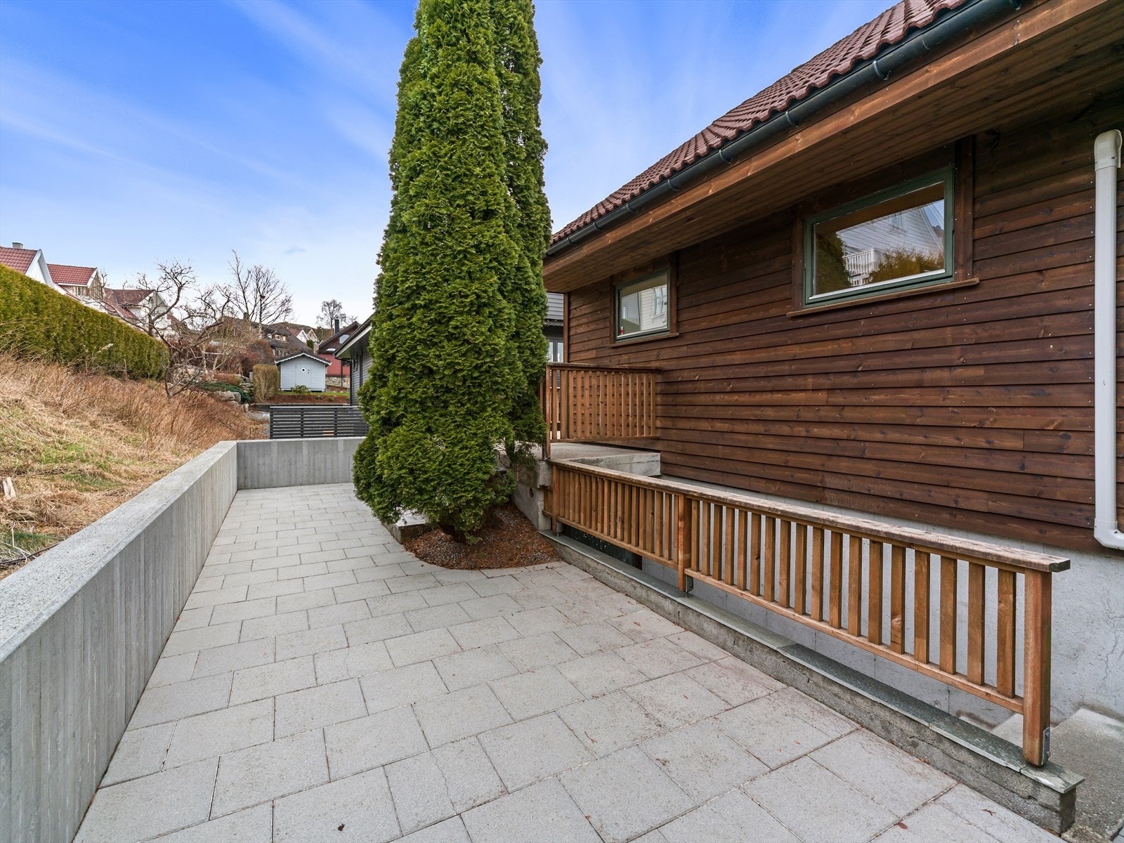 Adkomst ned til garasje og vaskerom via trapp Galleribilde