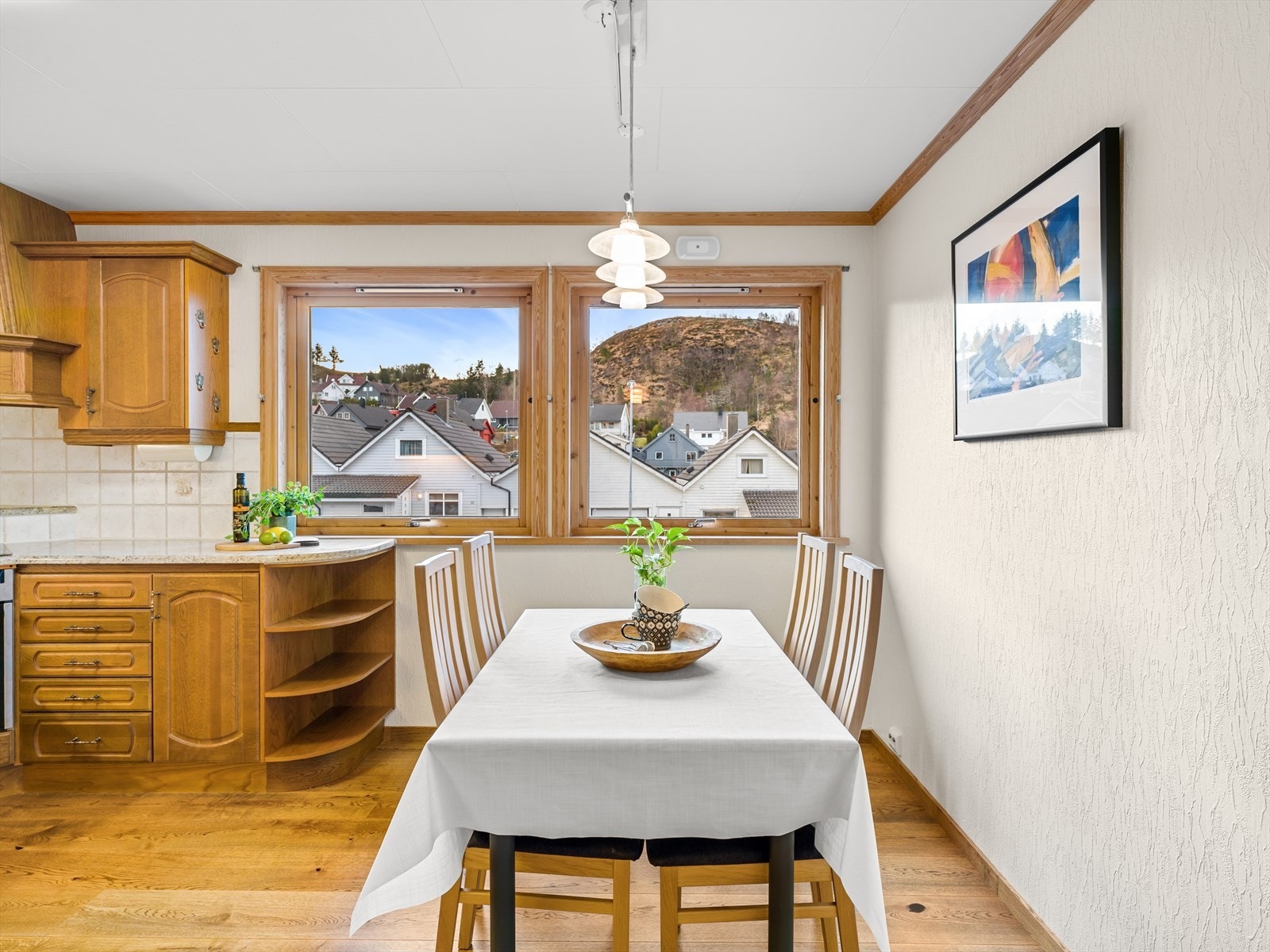 Plass til kjøkkenbord i rommet. Galleribilde