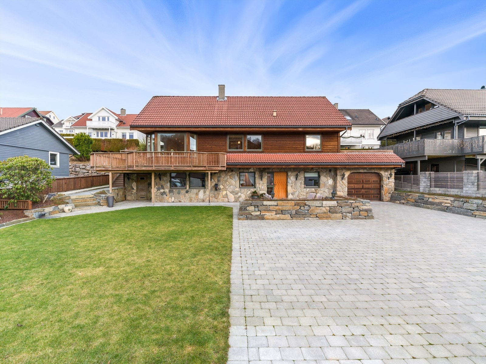 Stort gårdsrom med plass til flere biler Galleribilde