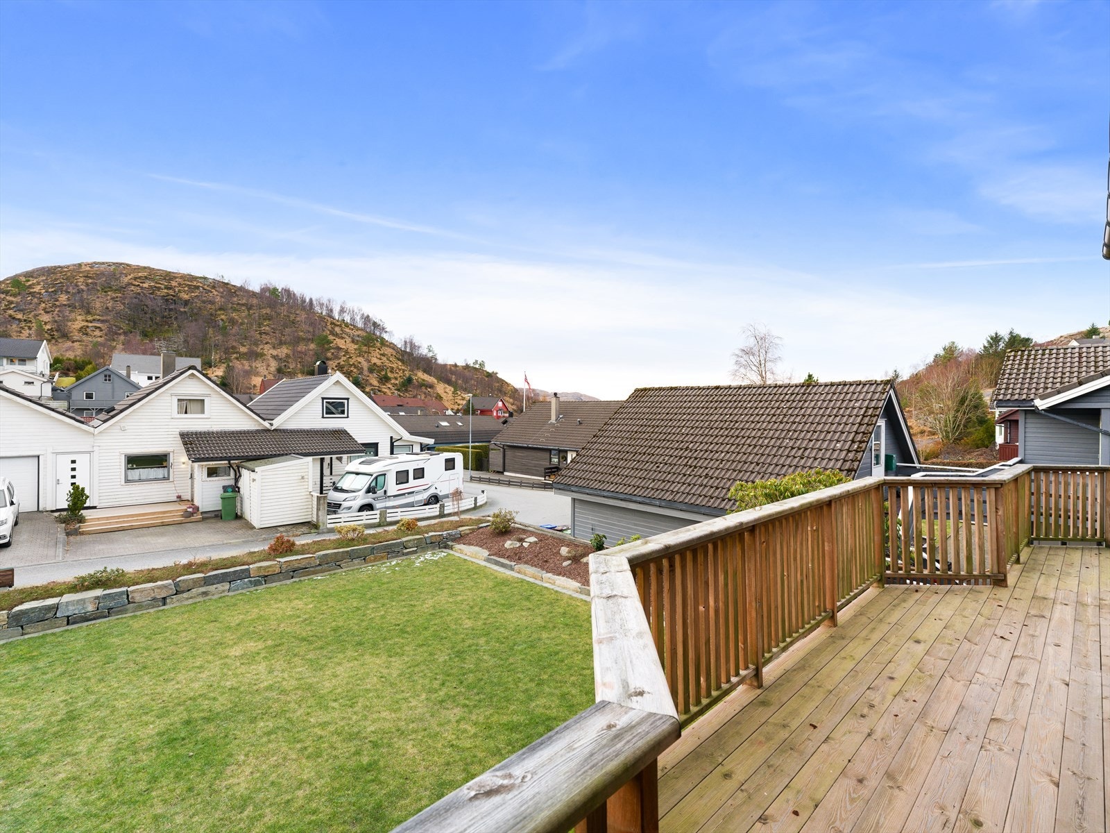 Området rundt består av eneboliger og rekkehus og området er regnet for å være meget barnevennlig. Galleribilde