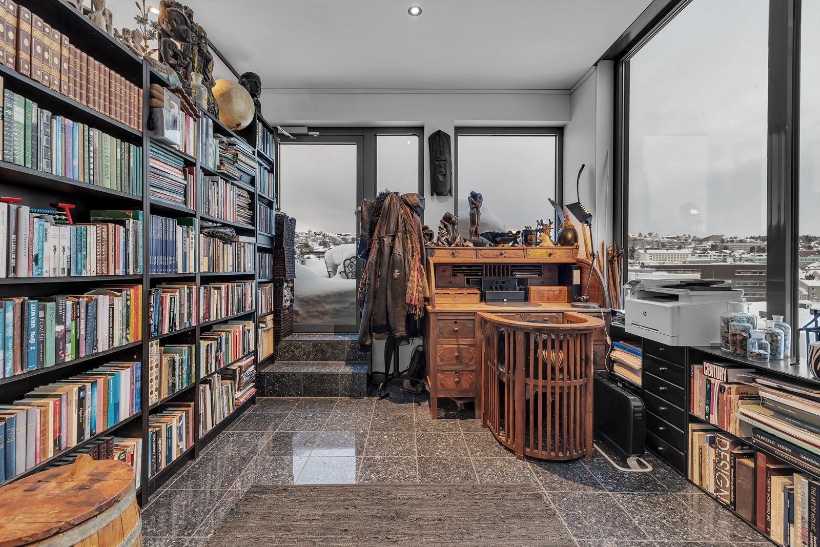 Utgang til vestvendt takterrasse fra hallen. Galleribilde