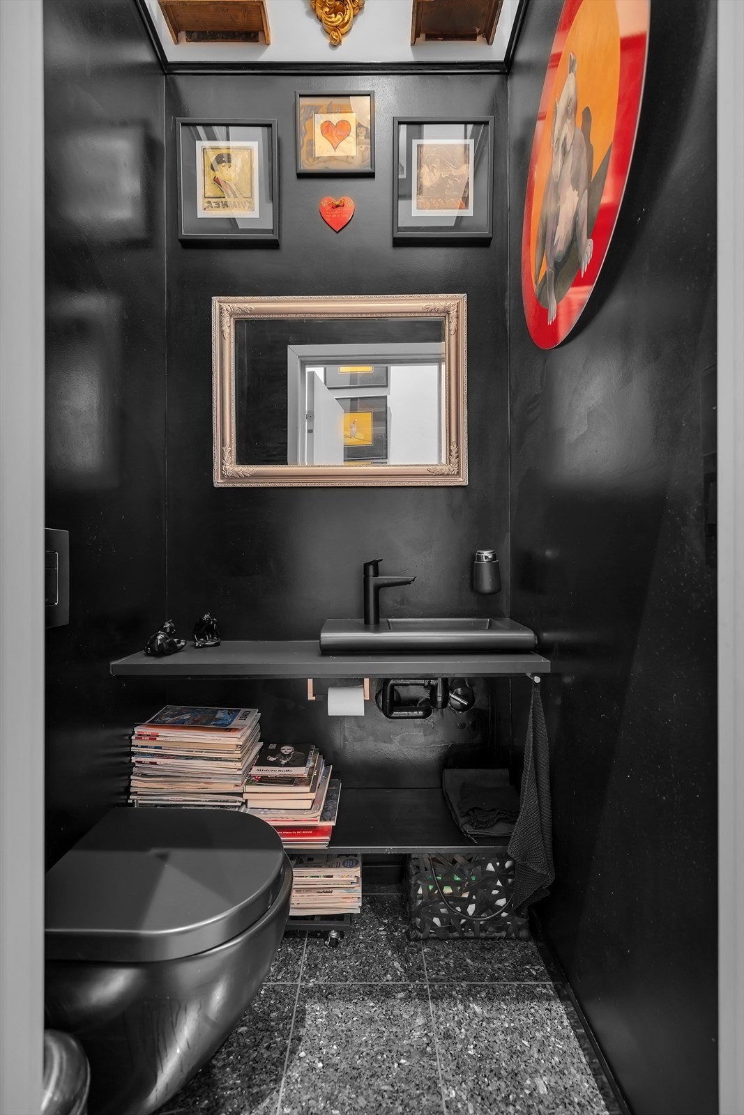 Toalettrom. Galleribilde