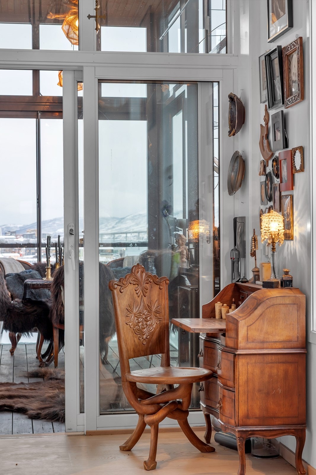 Utgang til vinterhage med utsikt mot Tromsøysundet og sentrum. Galleribilde