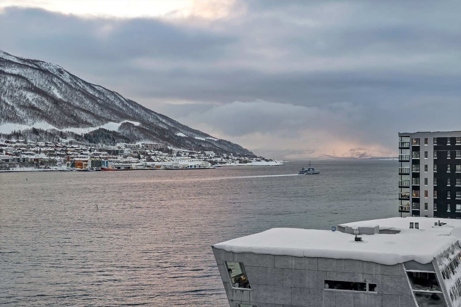 Utsikt mot sør - mot innseilingen til Tromsø. Galleribilde