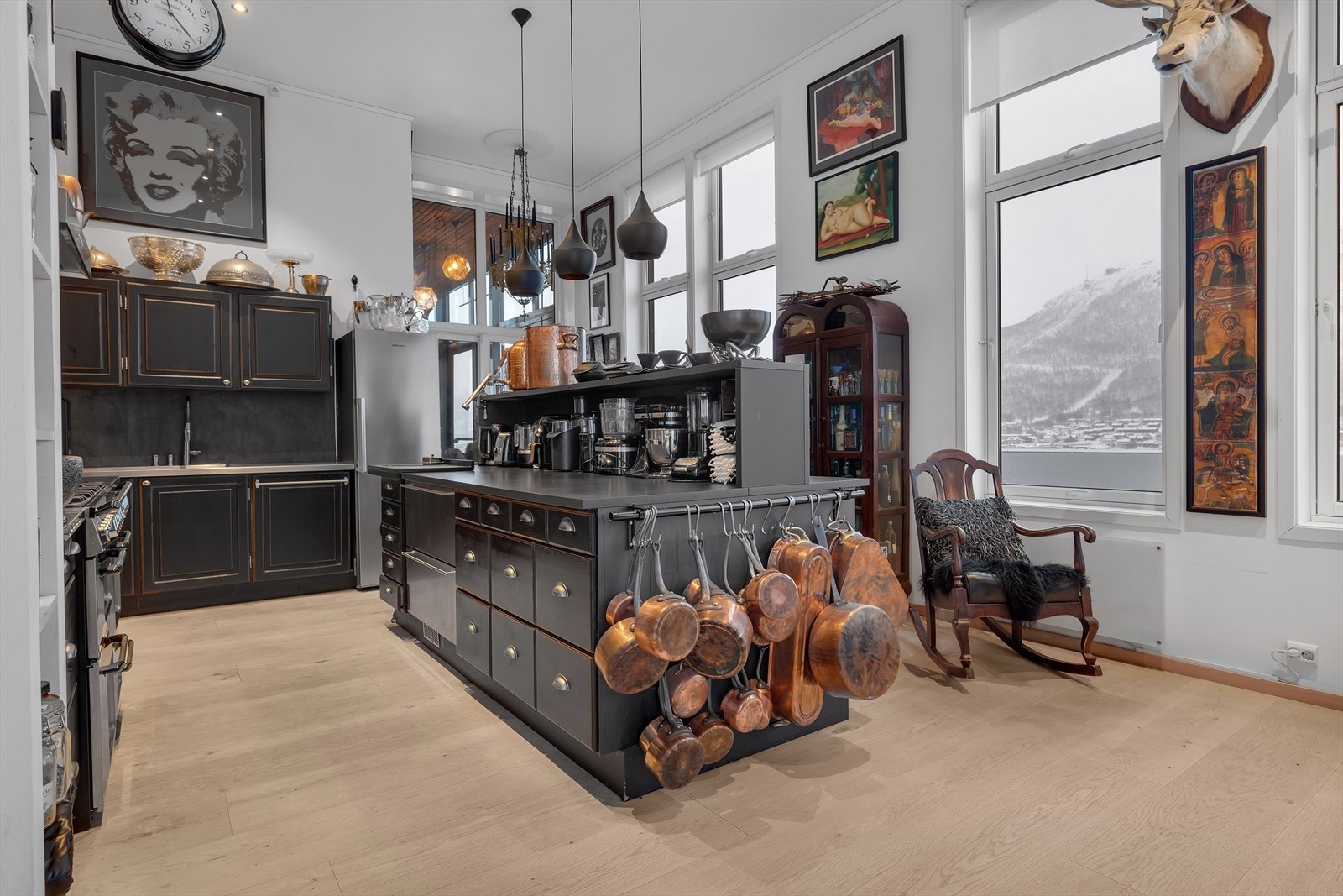 Innholdsrikt møbelkjøkken med detaljrikdom av en annen verden. Galleribilde