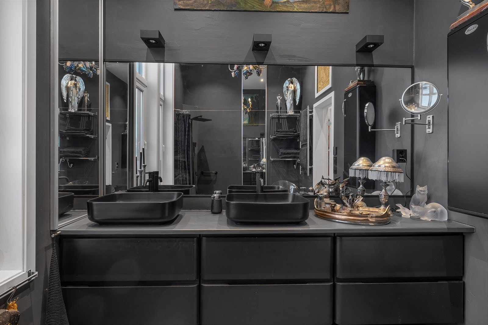 Badet er fornyet med mikrosement på gulv og vegger. Galleribilde