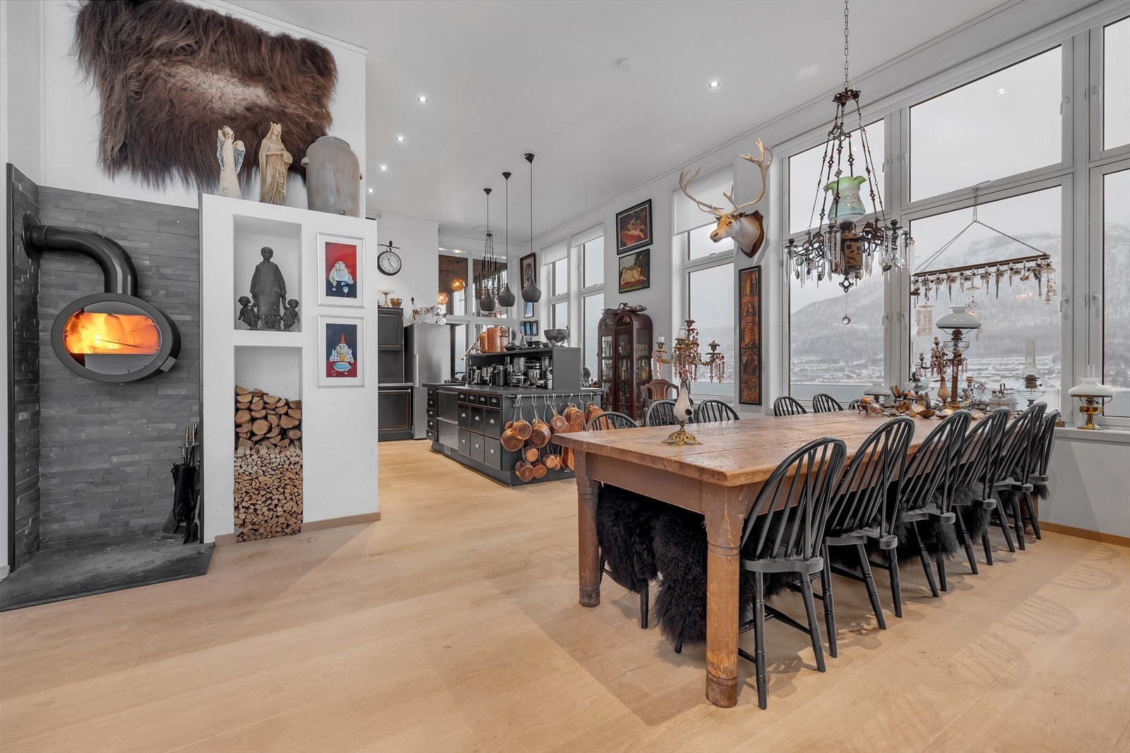 Stue og kjøkken i åpen løsning. Galleribilde