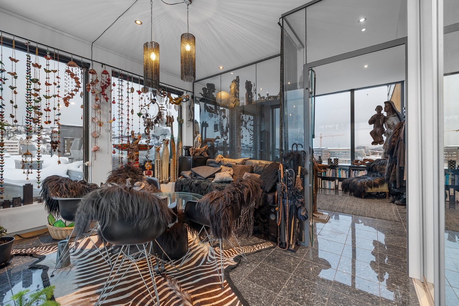 Privat heisadkomst til leiligheten via innglasset hall. Galleribilde