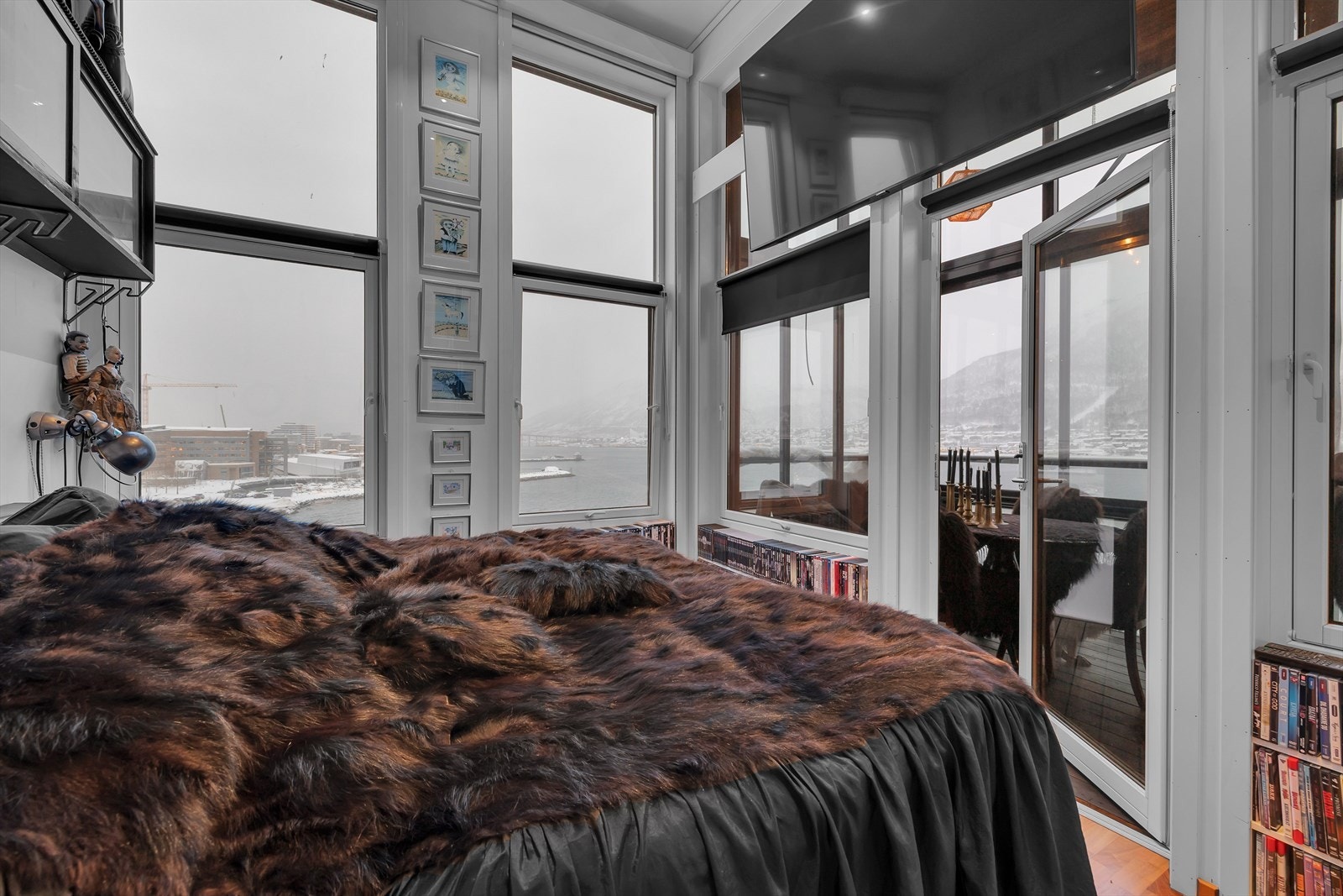 Fra soverommet er det utsikt mot Tromsøysundet og utgang til vinterhagen. Galleribilde