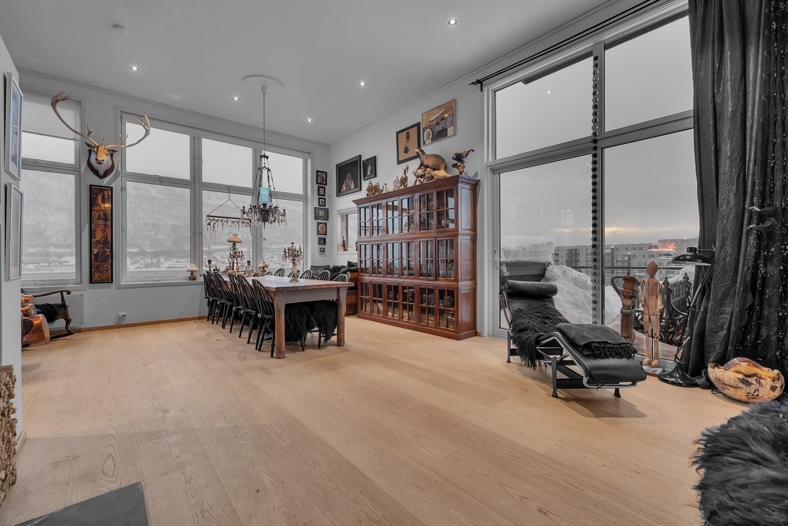 Utgang til sydvendt veranda med vinduer fra gulv til tak. Galleribilde