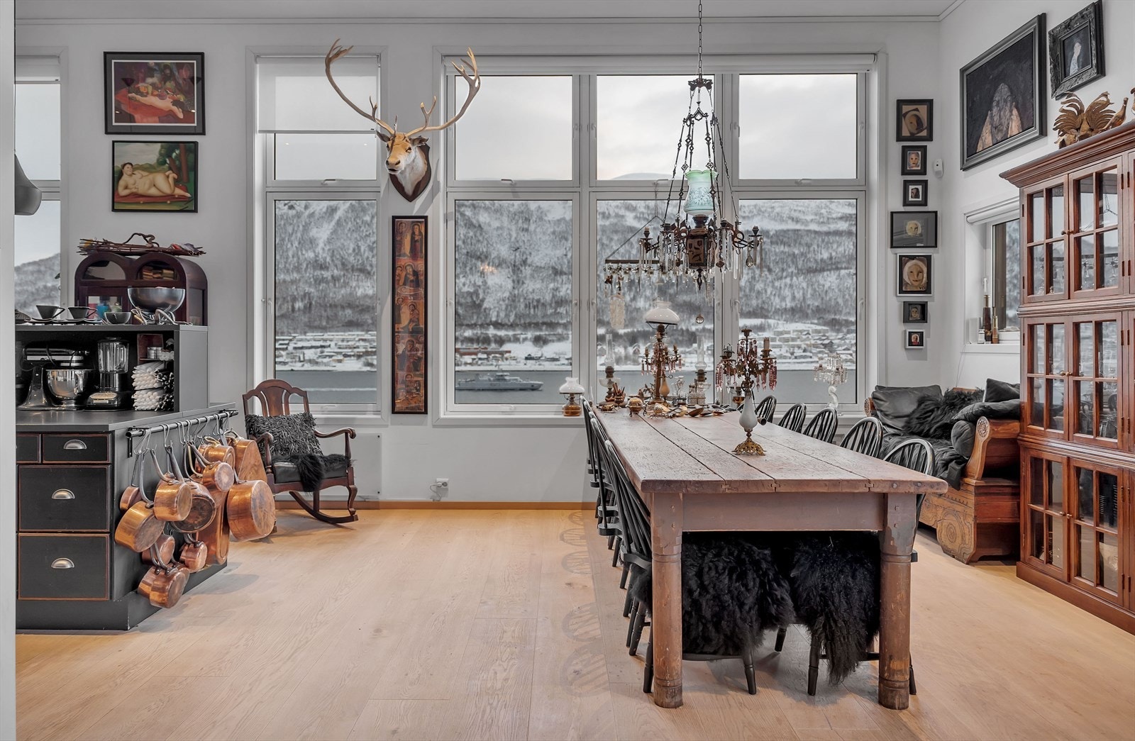 Spisestue med magisk utsikt mot Tromsøysundet og fastlandet. Galleribilde