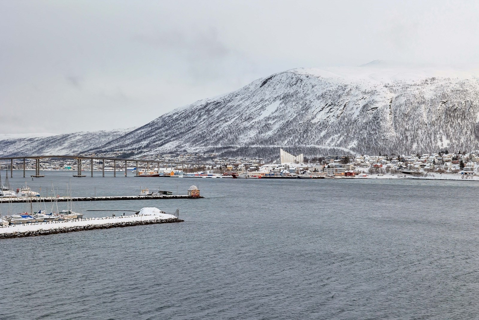 Utsikt mot Tromsdalen med Ishavskatedralen. Galleribilde