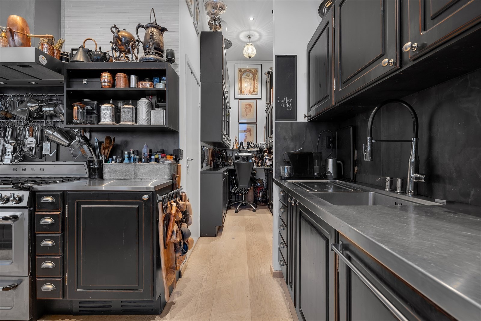 Bak kjøkkenet er det innredet arbeidsplass. Galleribilde