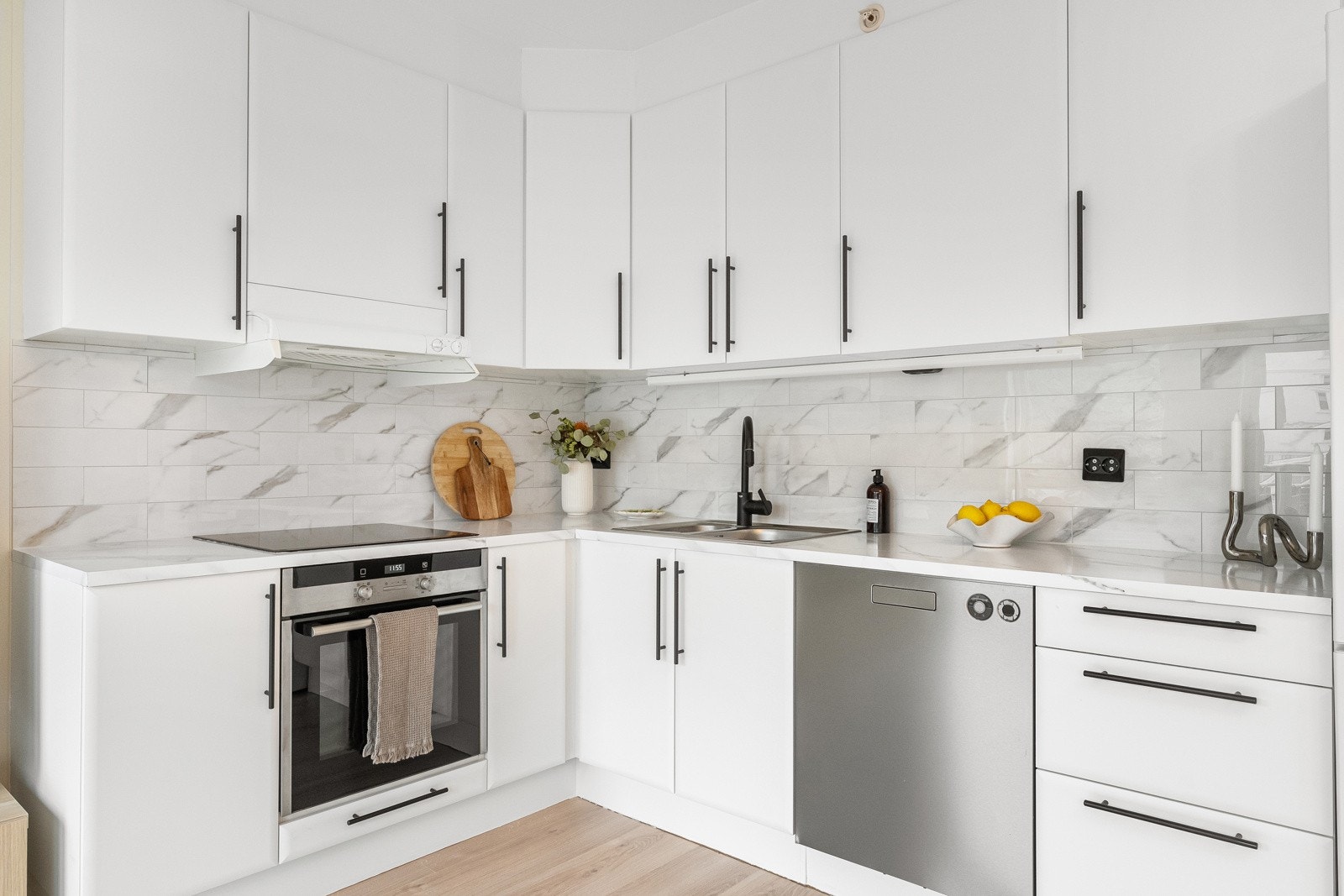 Det er godt me skap- og skuffplass til alt av redskaper og kjøkkenutstyr. Galleribilde