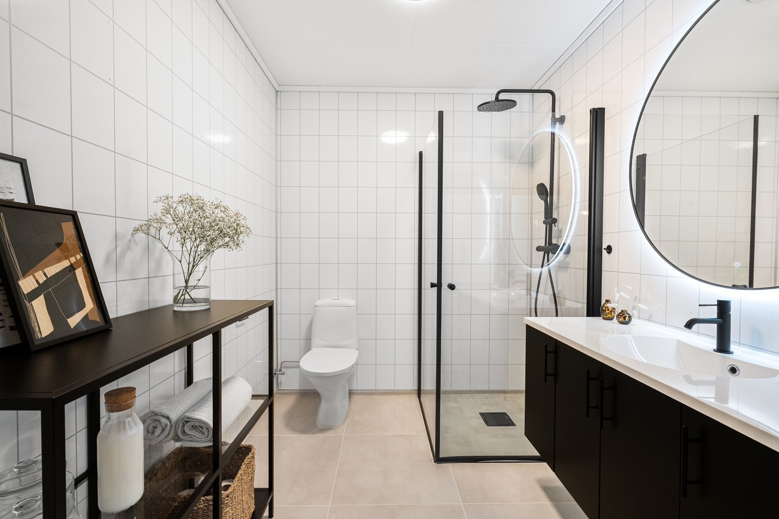 Det er innredet med seksjon med helservant, speil med belysning, dusjhjørne, gulvstående toalett og opplegg for vaskemaskin og tørketrommel. Galleribilde