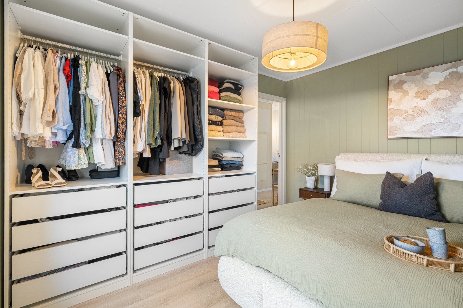 I pax-garderobeskapet har du god plass til alt du måtte ha av klær og annet tilbehør. Galleribilde