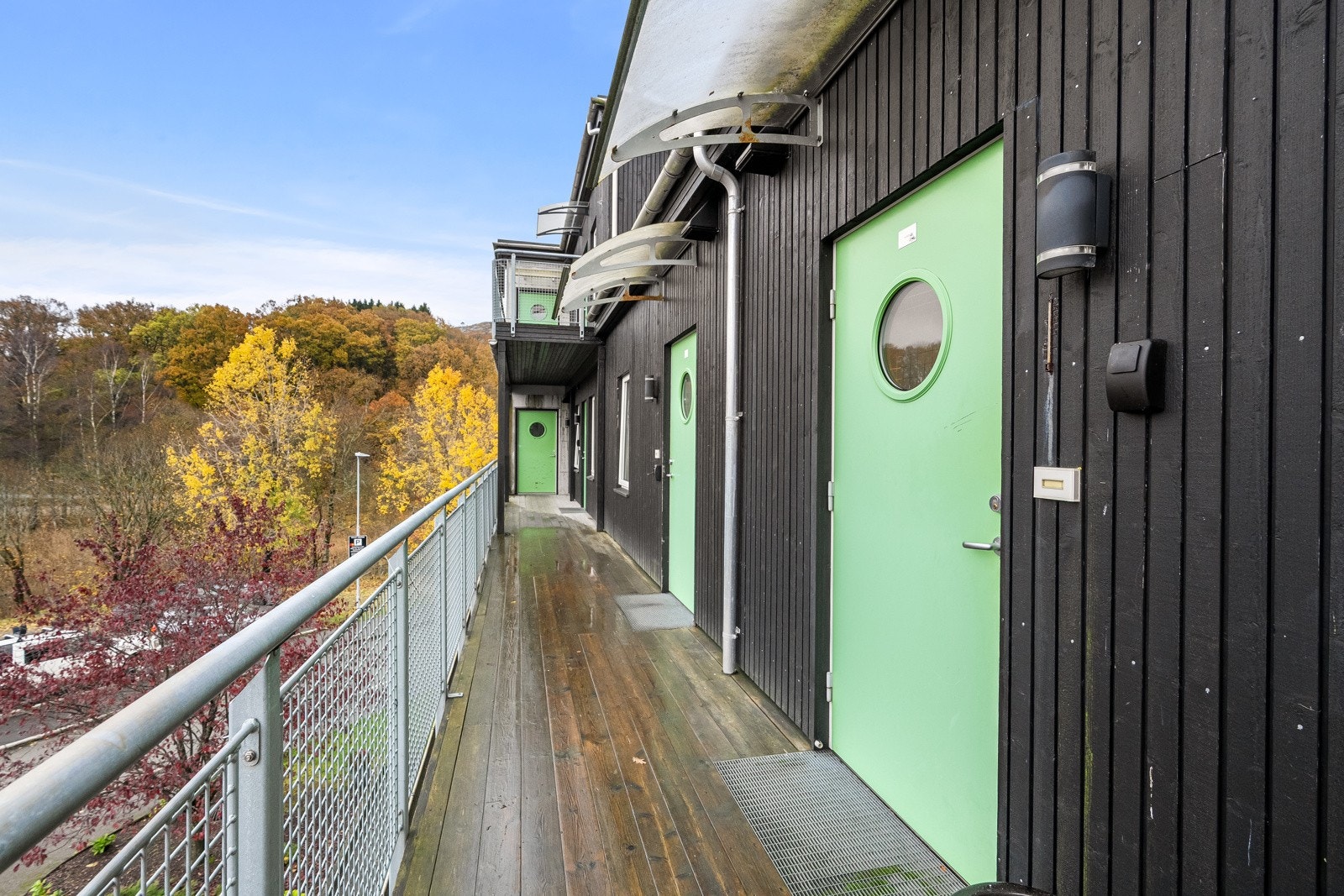 Leiligheten er i byggets andre etasje, tredje dør fra den ytre gangen. Galleribilde