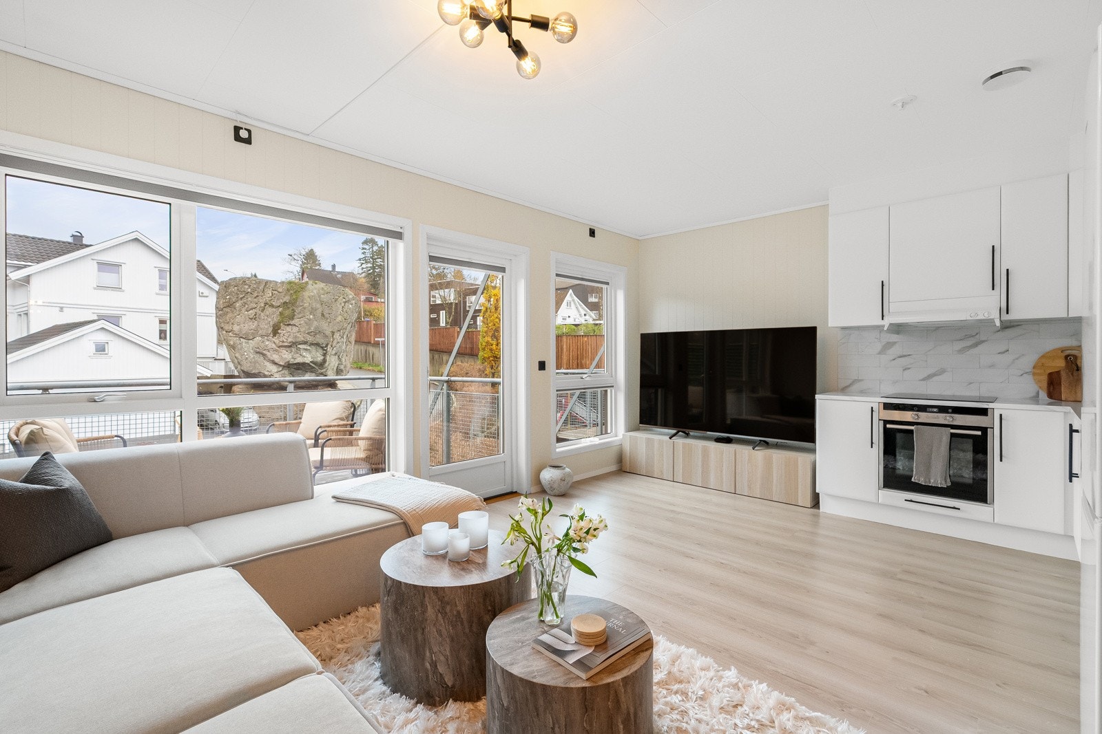 Her får du plass til ønsket sofa, sofabord, tv-benk og annet passende møblement. Galleribilde