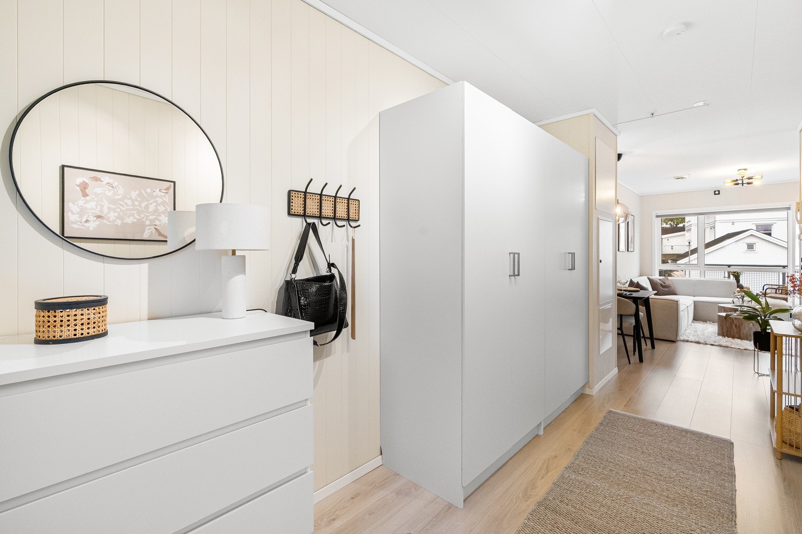 Gangen holder god størrelse og har masse god plass til oppheng av yttertøy og sko. Galleribilde