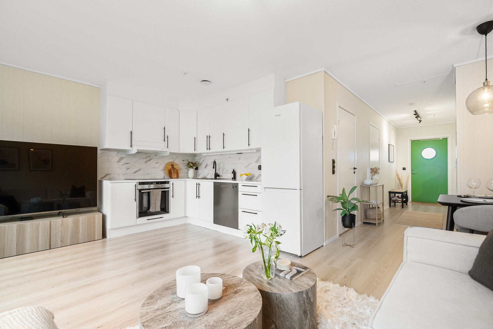 Kjøkkenet er lyst og tidløst med hvite fronter og svarte detaljer. Galleribilde