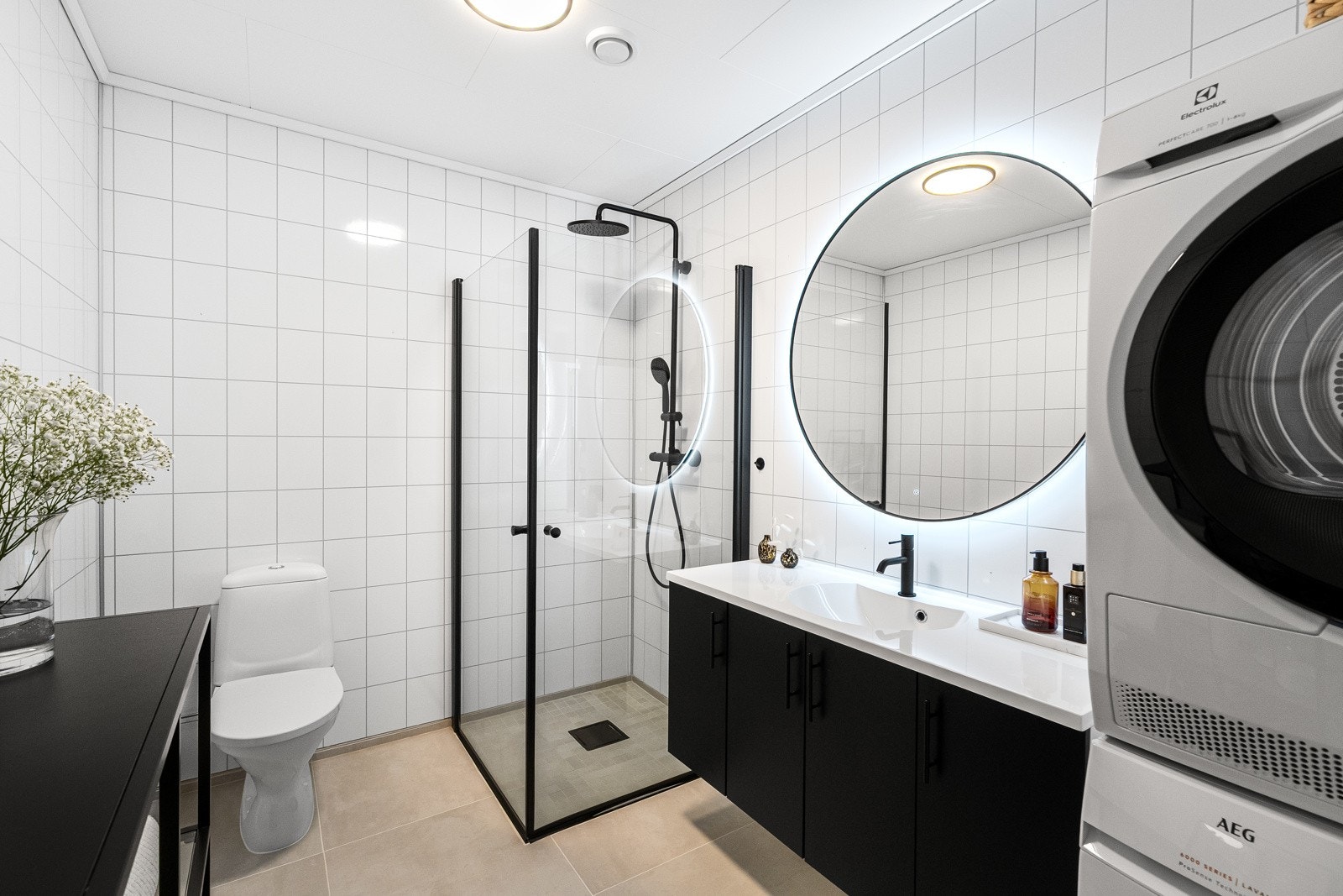 Leilighetens bad er helfliset, delikat og tidløst! Galleribilde