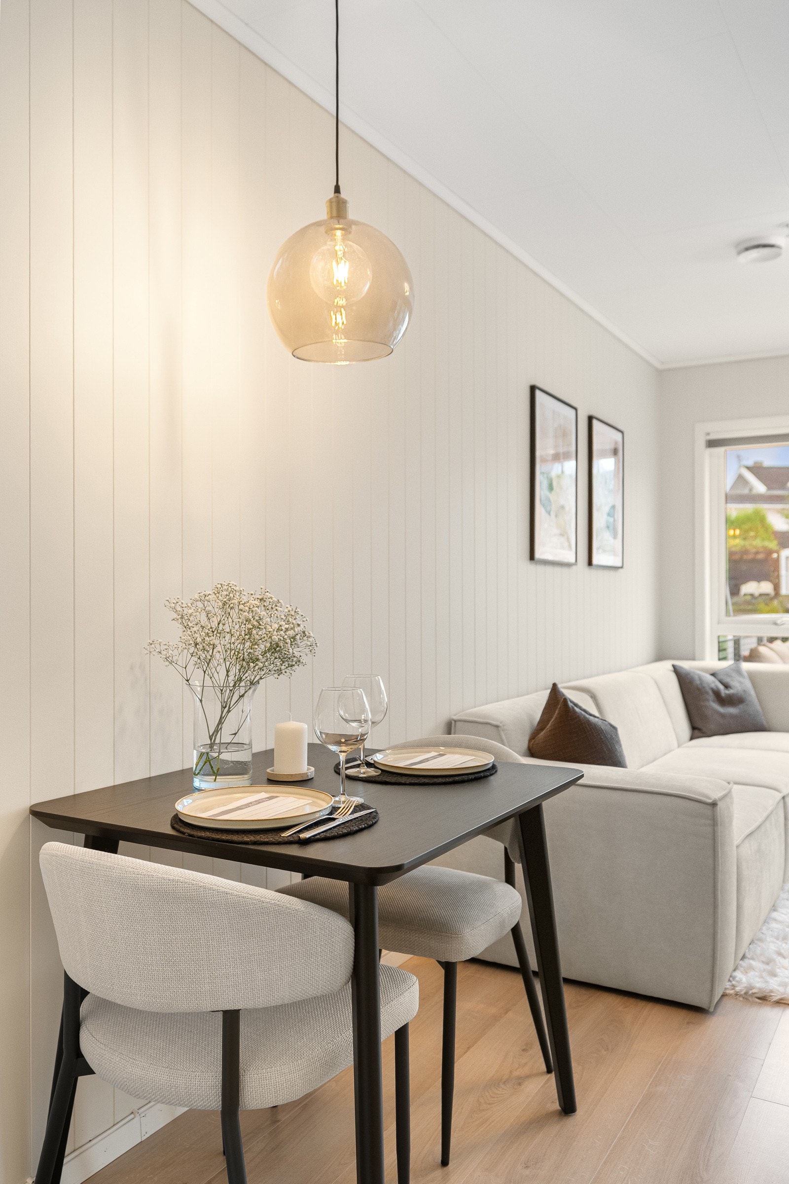 Her kan man enkelt få plass til et bord med klaff, slik at du kan ha flere gjester over til middag. Galleribilde