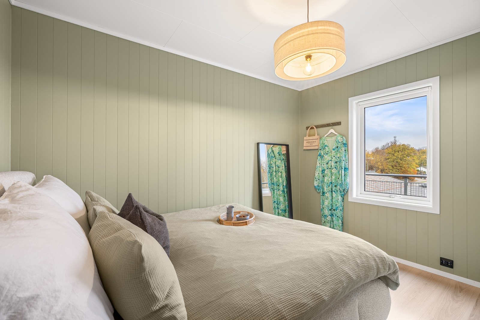 Soverommet holder god størrelse med plass til dobbeltseng, nattbord og garderobeinnredning. Galleribilde