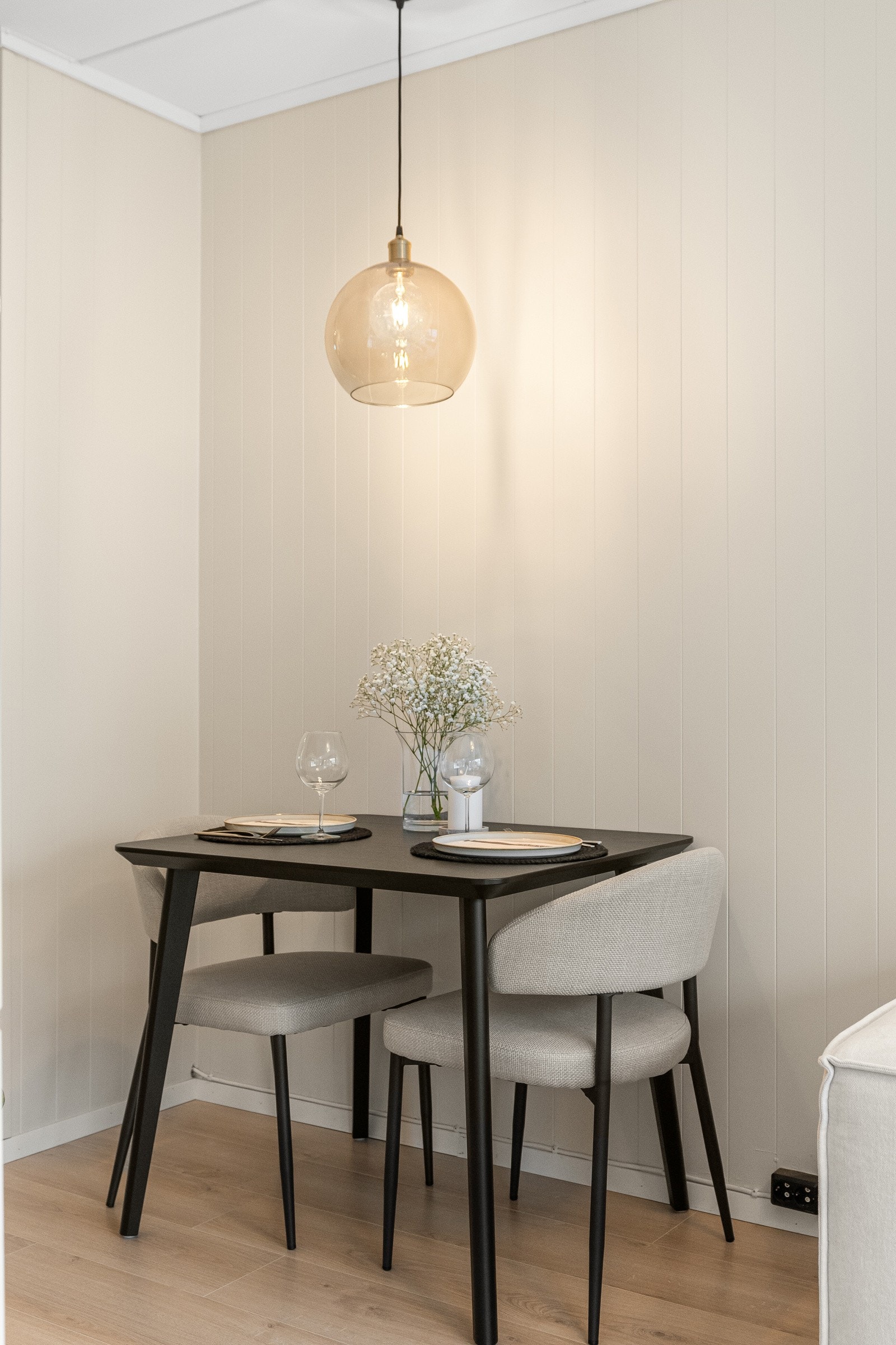 I enden av oppholdsrommet innreder du med et koselig spisebord. Galleribilde