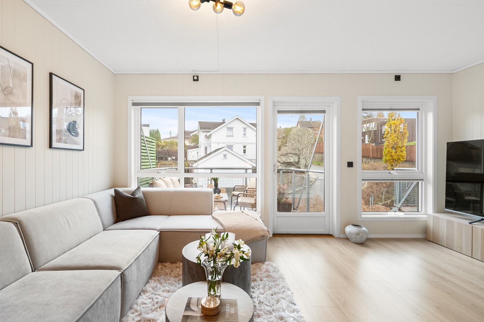 I det du kommer inn i stuen så vil du fort legge merke til de store vindusflatene som sikrer deg masse naturlig lysinnslipp. Galleribilde