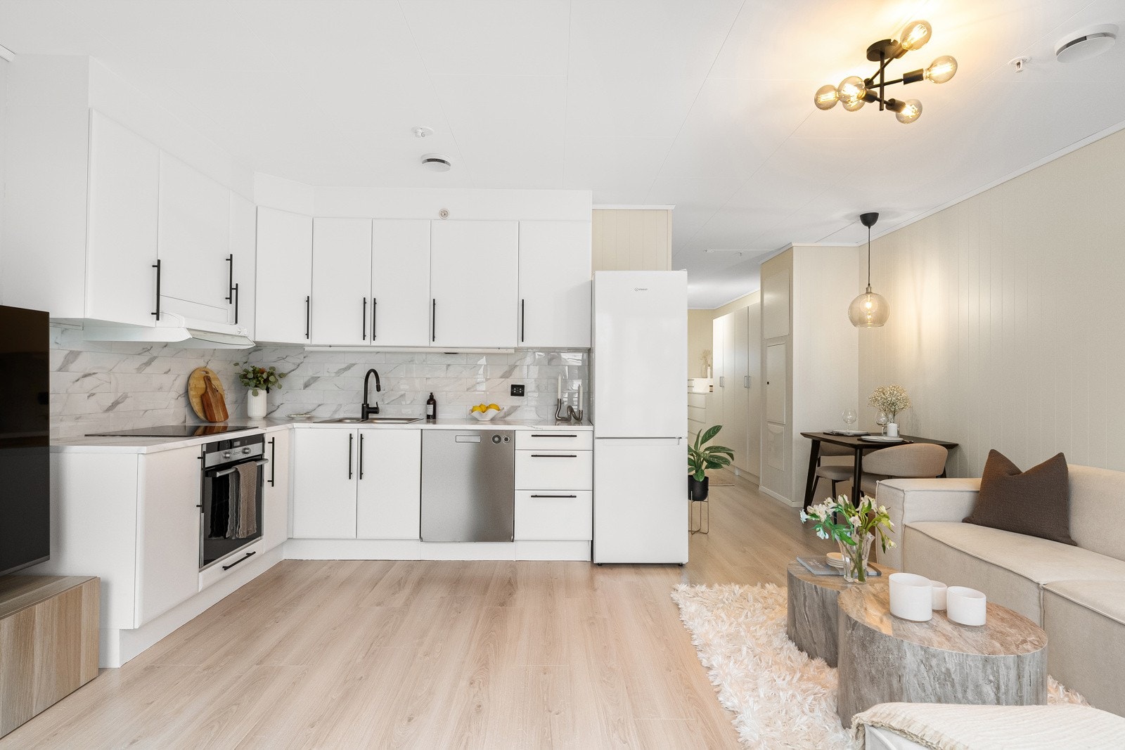 Kjøkkenet ligger i en åpen og sosial løsning sammen med stuen. Galleribilde